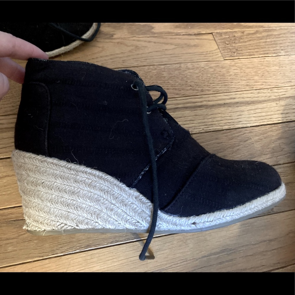 TOMS sz 7 platform boot, lightly worn